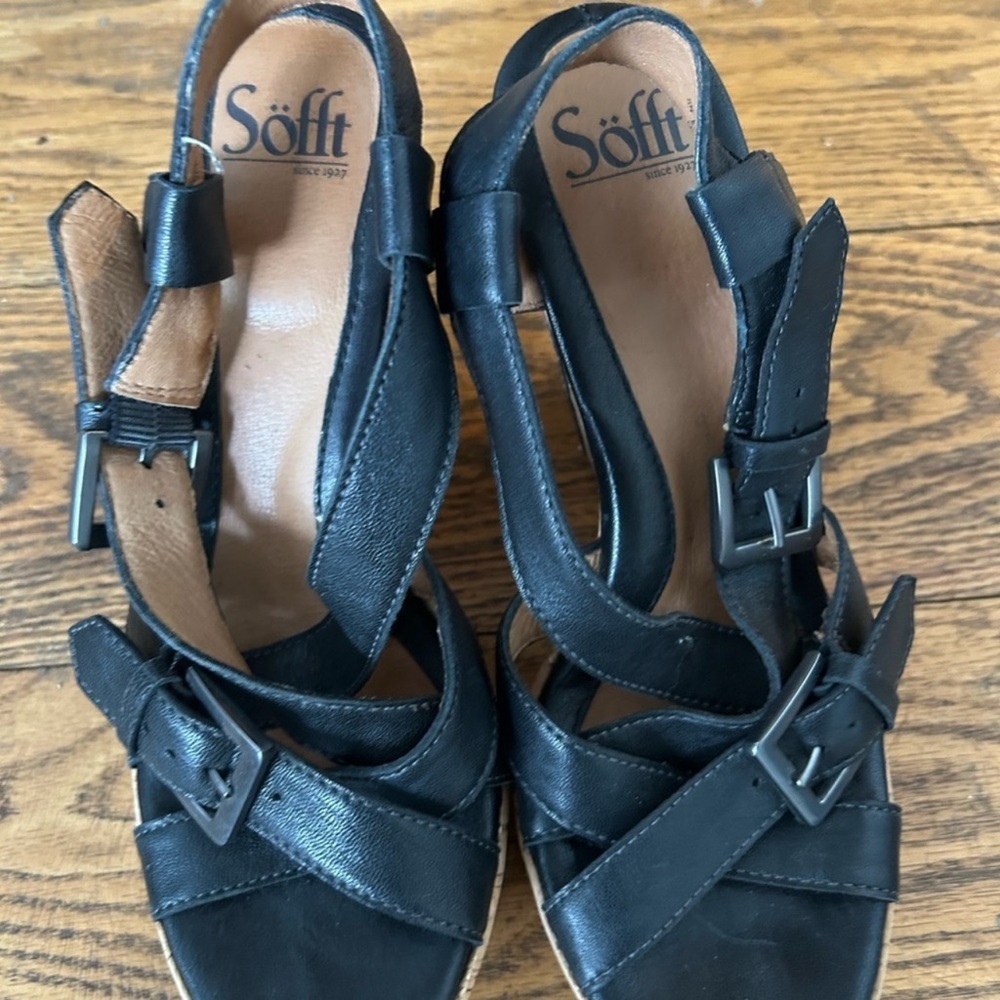 Women's Sofft Black Leather Sandals size 8